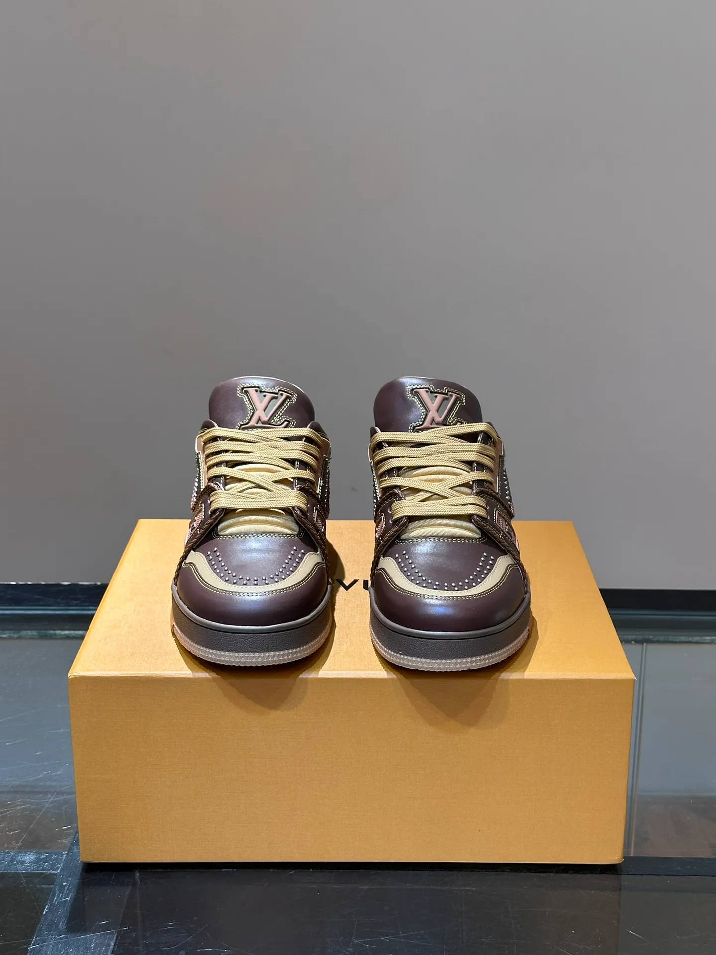 LV P840 men's sneakers, new colors, this LV Trainer sneaker is made of grained calf leather in colorful tones, with rivet decoration on the upper and handwritten Louis Vuitton logo on the side, which contrasts with the western-style Vuitton logo on the rear. The original construction was designed by Virgil Abloh and is inspired by vintage basketball shoes. Continuing the complex upper, the rubber-injected rubber outsole continues the iconic elements, with LV letters on the tongue and sides, Vuitton logo on the rear, Monogram flowers on the outsole, handwritten Louis Vuitton logo on the side, and standard insoles to continue the comfort experience. Comes complete with original box packaging! Size: 38-46